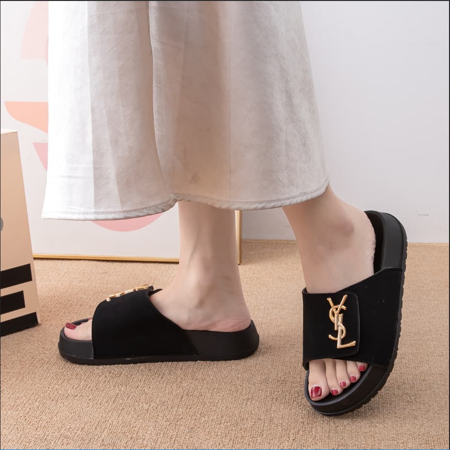 Thick Sole Slippers for Women 2026 Summer New Letter Buckle Fashion Flip Flops Versatile Comfortable Soft Sole Sandals