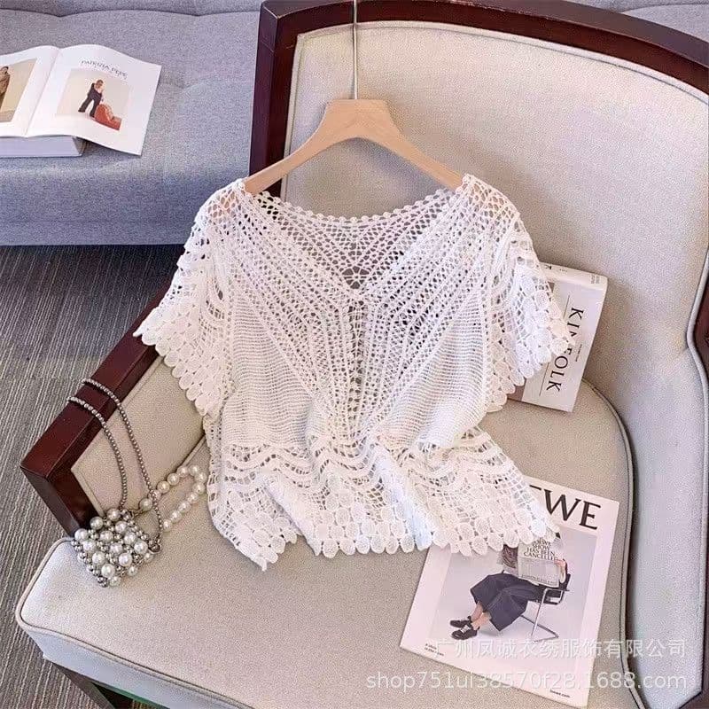 Summer V-Neck Short-Sleeve Knit Top for Women, New Design, Sweet and Age-Defying Cutout Crochet Blouse