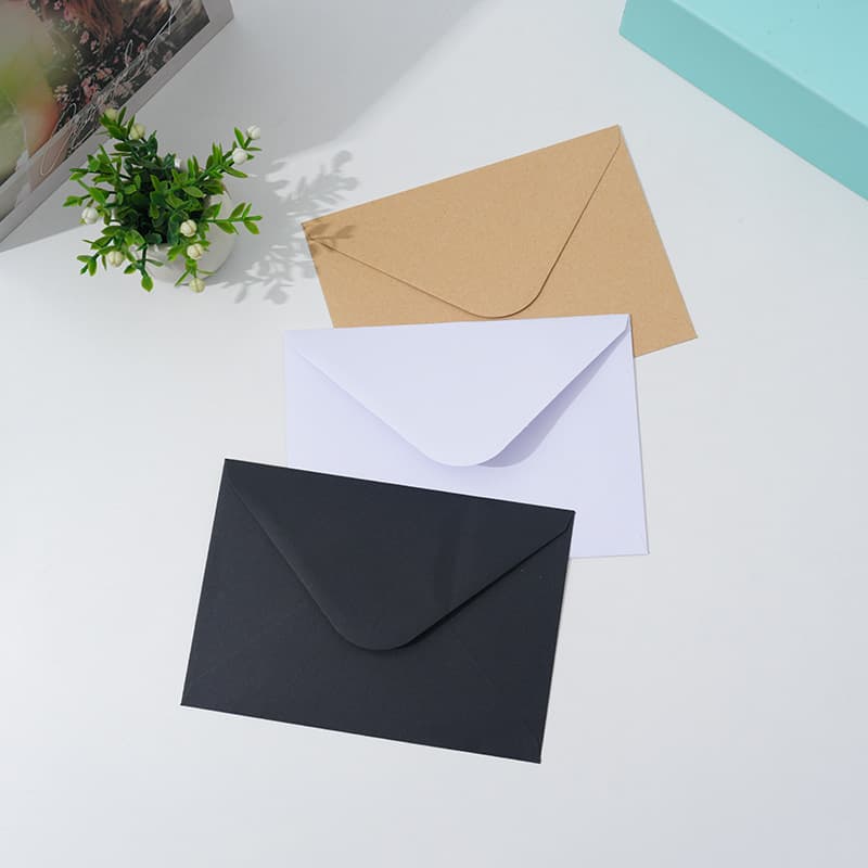 Simple retro kraft paper envelopes, white greeting cards, love letter envelopes, postcards, invitations storage bags