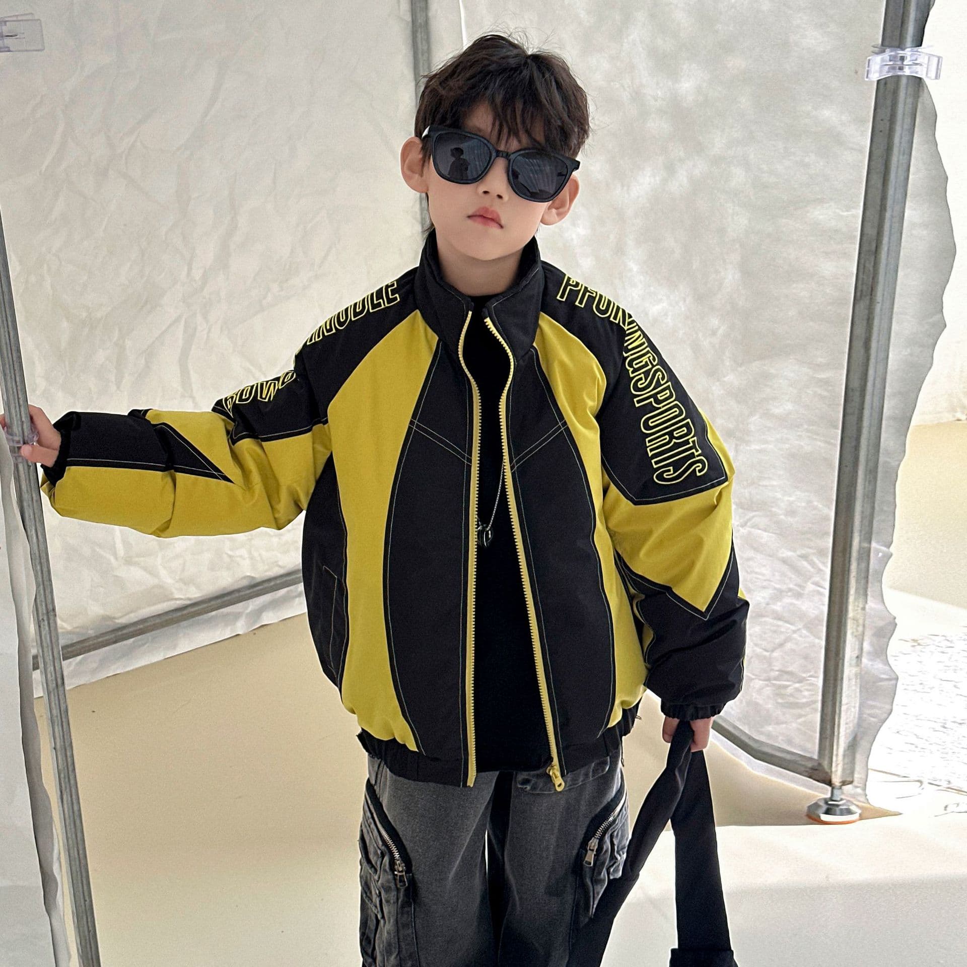 Children's down jacket, winter style, thickened color-blocked jacket, 2025 new style, white duck down, warm coat, short style.
