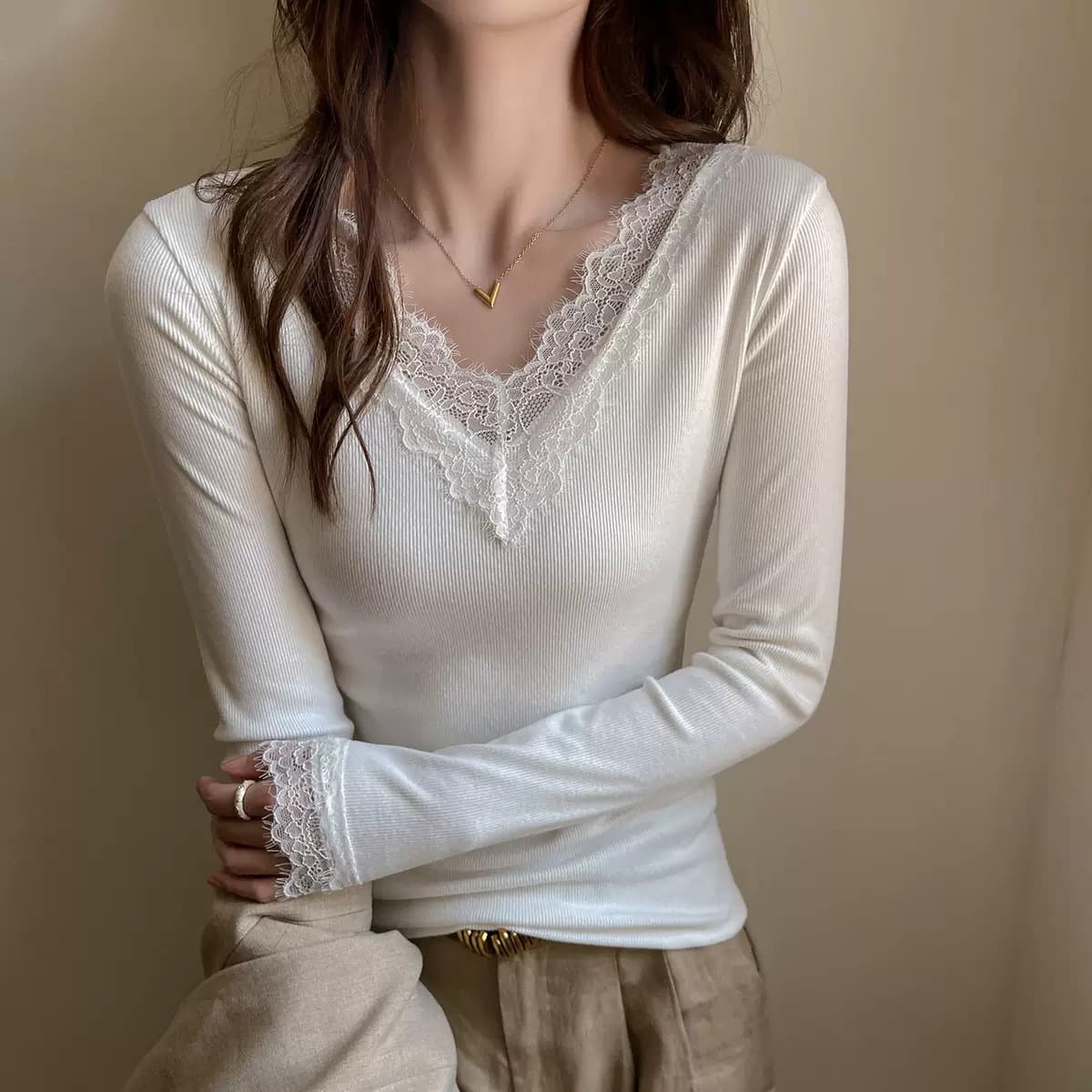 White Lace Trim Base Shirt Women Inner Layer 2025 New Autumn/Winter High-End Chic Slimming V-Neck Long Sleeve Top