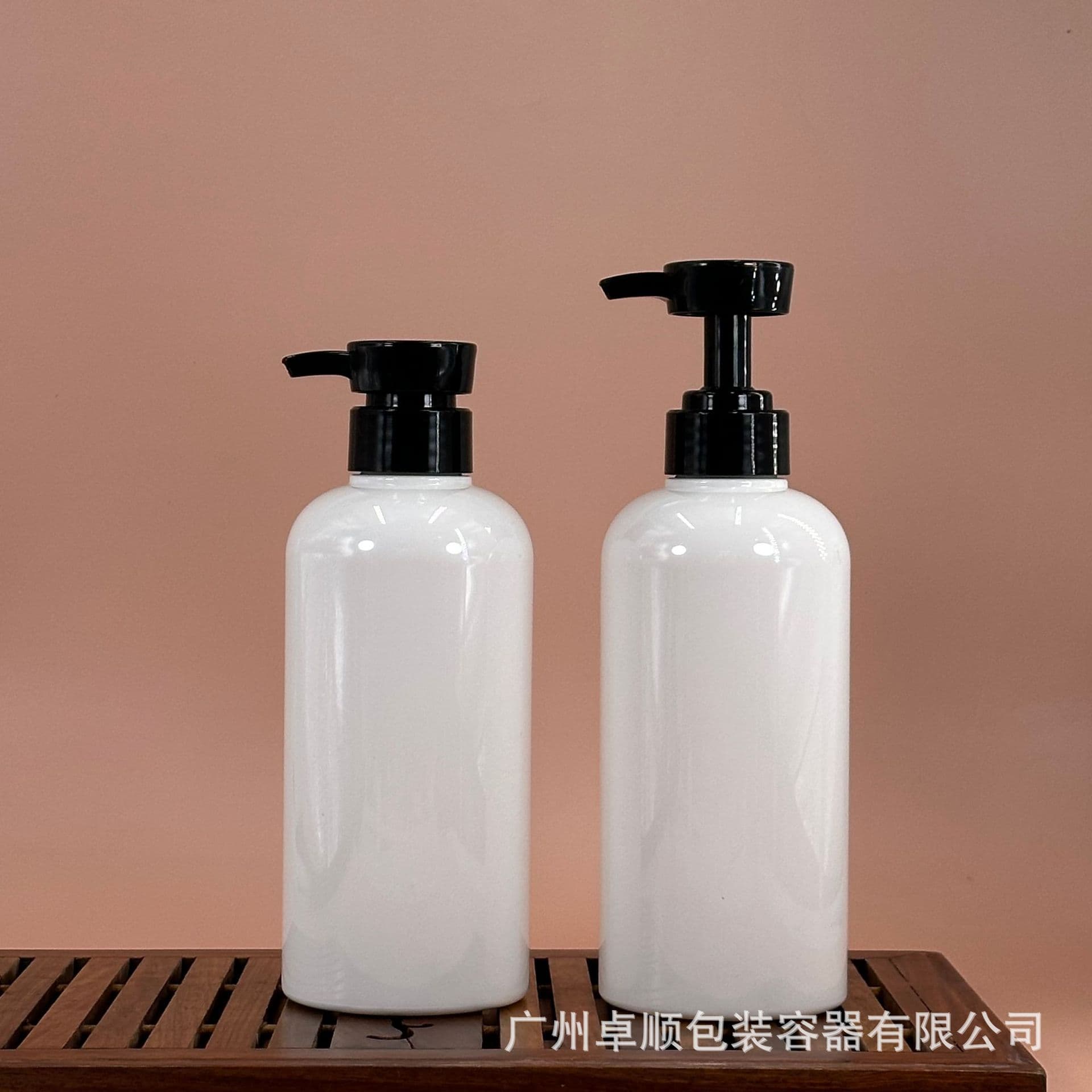 500ML round-shoulder plastic pump bottles for shampoo, shower gel, and body lotion; eco-friendly thickened material for wash and care sets.