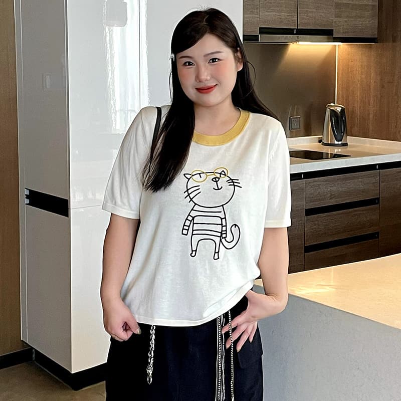 Plus-Size Women's Color-Block Round-Neck Top with Embroidered Cat Design, Knit Shirt, 2026 Spring Collection, Short-Sleeve T-Shirt for Plus-Size Women, 23685