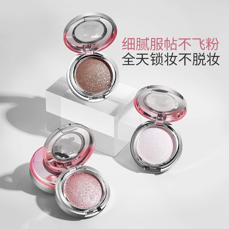 Winnie the Pooh diamond pearlescent eyeshadow has a very fine shimmer and lasts for a long time without falling off.