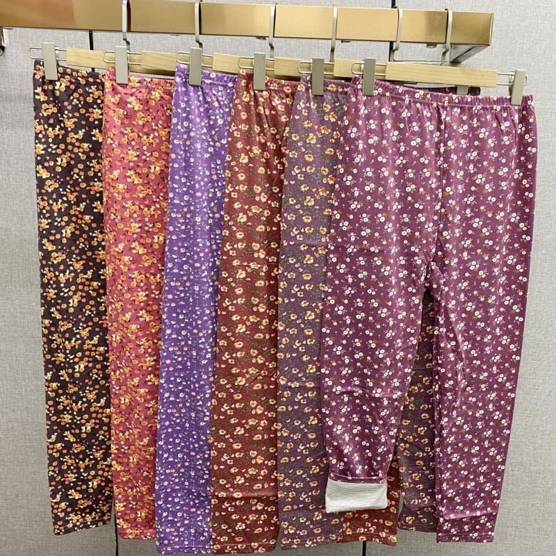 Winter floral print women's thermal leggings for middle-aged and elderly mothers, made of wool, brushed and worn as innerwear, for street stalls and markets.