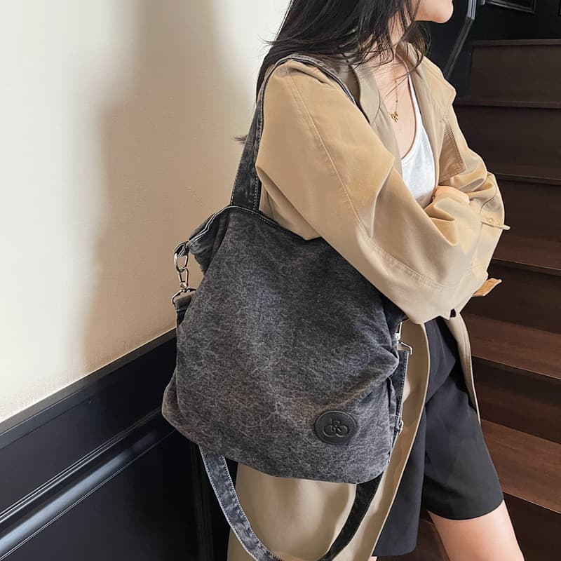 Denim canvas bag for women 2025 new fashion versatile crossbody bag large capacity commuter tote bag casual armpit bag