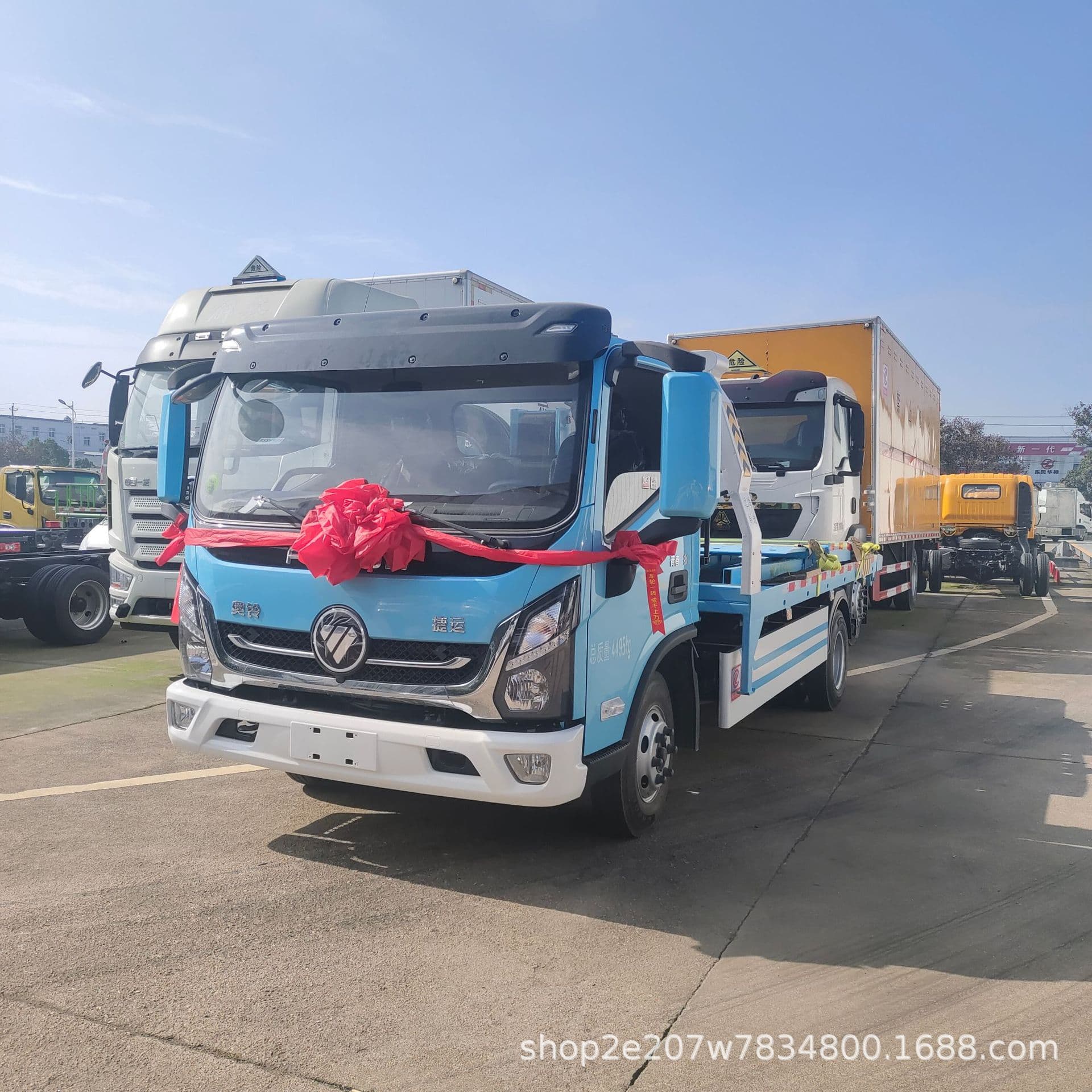 Full-landing flatbed wrecker, supercar transport vehicle, low ground clearance for safety and stability.