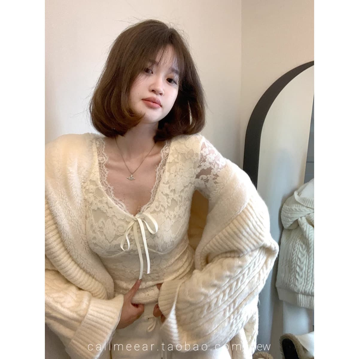 High-End Brushed Fleece-Lined Thickened V-Neck Lace Inner Layering Shirt for Women in Autumn and Winter with a Stylish Sweater Layered Shirt
