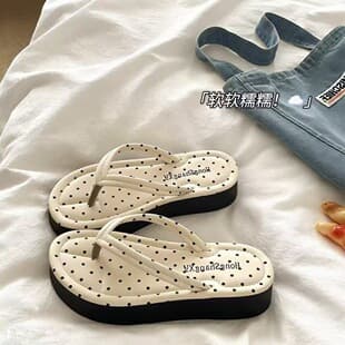 2026 Summer New Polka Dot Thick Sole Flip Flops for Women, Ins Style Outdoor Anti-Slip Anti-Sweat Beach Vacation Sandals