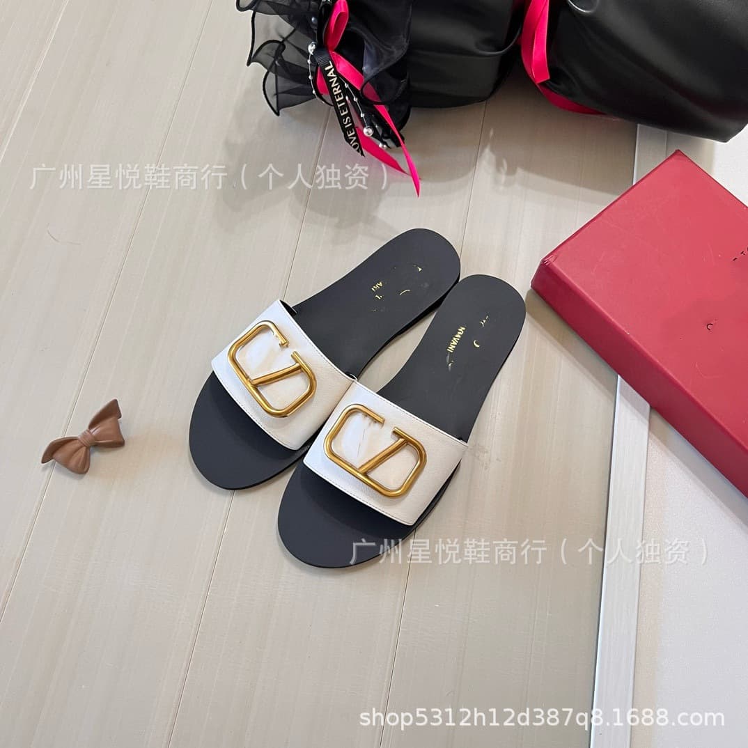 V slippers women's summer outer wear metal V buckle flat casual beach sandals round toe flat heel sandals women's shoes
