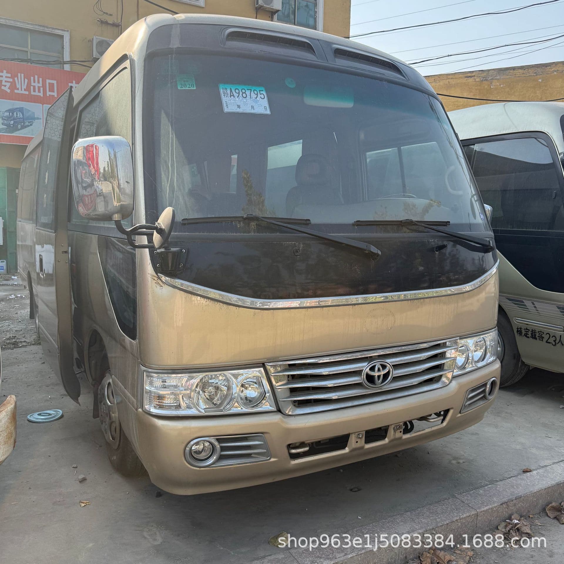 Cross-border export used Coaster 19-seat tourist bus, 19-seat minibus, used Coaster minibus