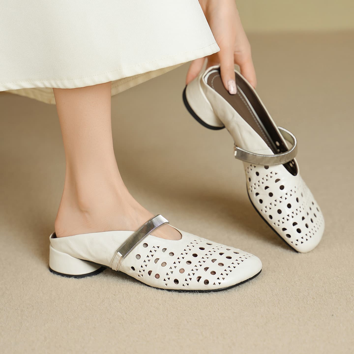 Baotou Women's Summer Slippers, Trendy High-End Style, Perfect with Dresses, 2026 New Hollow Flat Slip-On