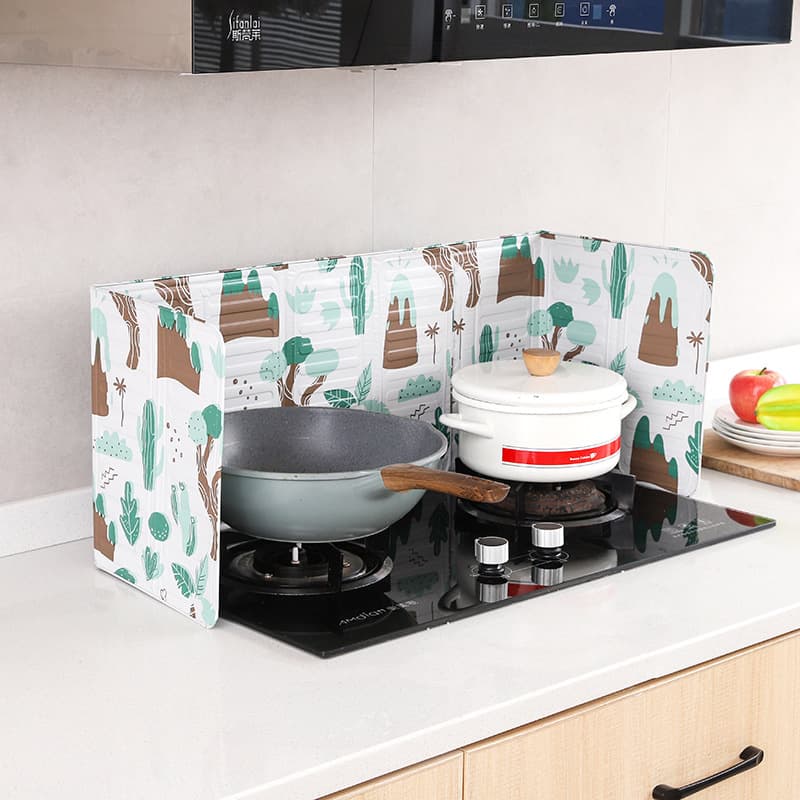 New Kitchen Splash Guard, Gas Stove Splatter Shield, Heat Resistant Aluminum Foil, Foldable Oil and Water Barrier for Home Use