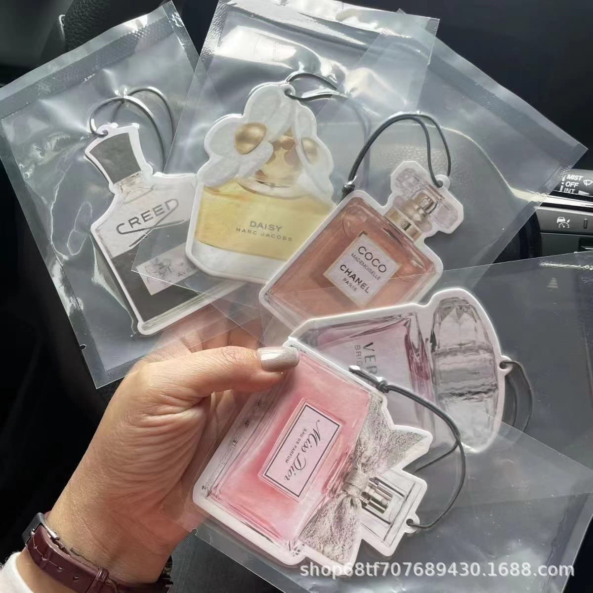 Wholesale and retail multiple brand perfume bottle fragrance chips, car and home hanging decoration, deodorizing aroma, long-lasting scent