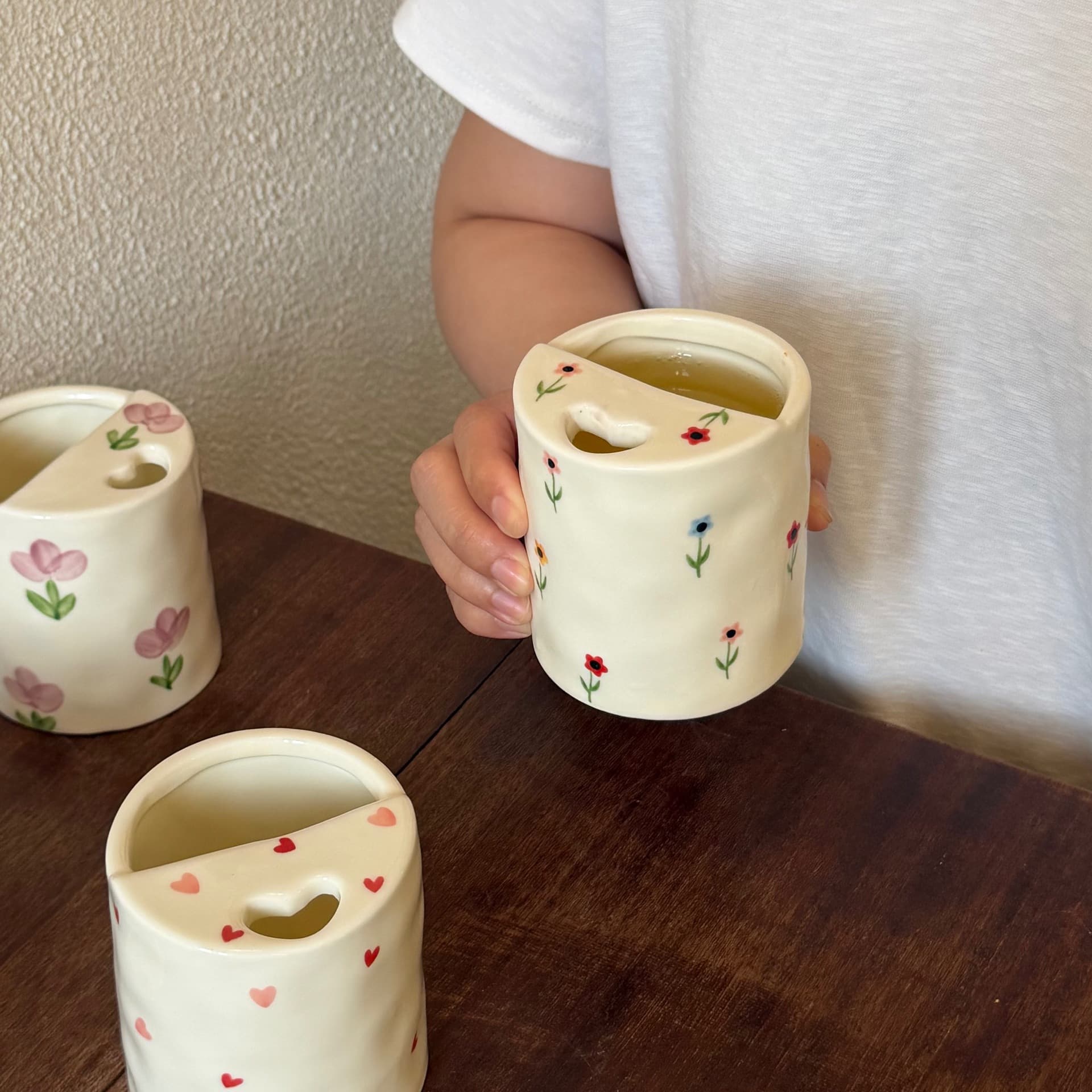 Ins style underglaze hand-painted ceramic hand-held coffee cup mug hand-squeezed ceramic straw cup travel mug