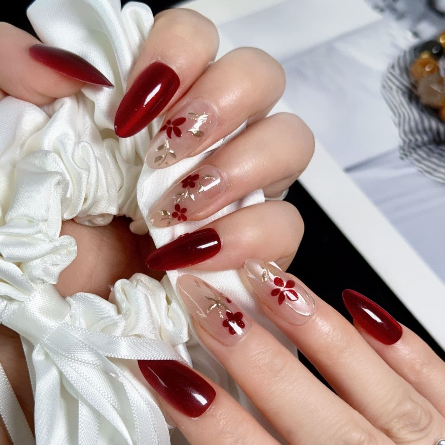 Red Plum Red Enamel Glass Bead Nail Tips Handmade Short Style Brightening High-End Press-On Nails 30 Pieces Floral Manicure