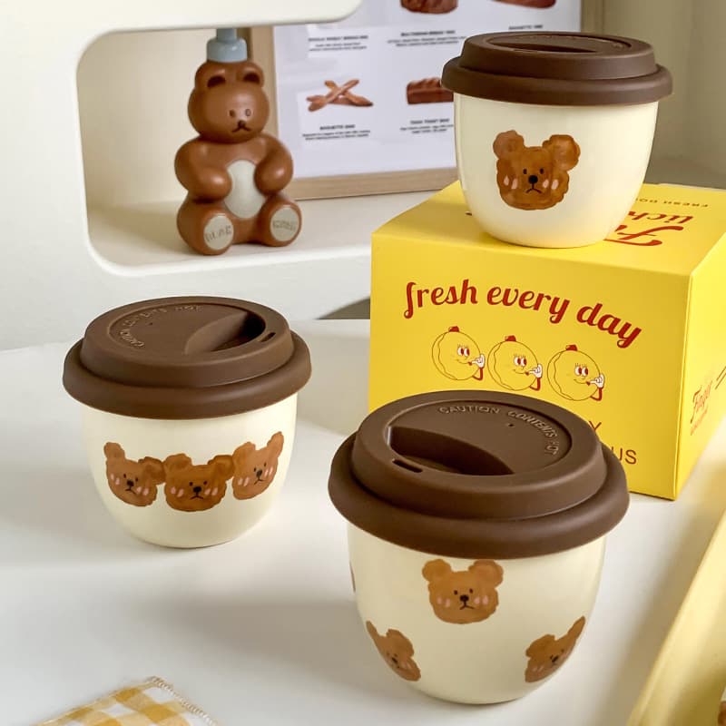 Cartoon Emoji Bear Hand Mug Ceramic Creamy Cup with Silicone Lid Water Cup Office Coffee Cup Gift