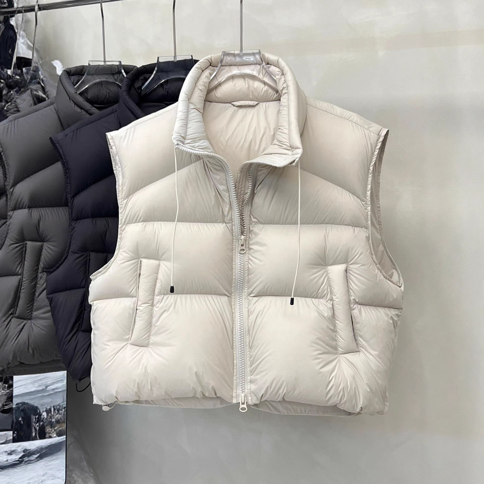 2025 Autumn/Winter New High-End Puffer 90% White Duck Down Down Jacket for Women, Short Stand Collar Vest, Versatile Pinghu Wholesale