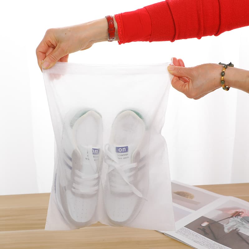 Non-woven fabric dust bag drawstring bag wholesale shoe cover bag white travel storage flat bag customizable logo
