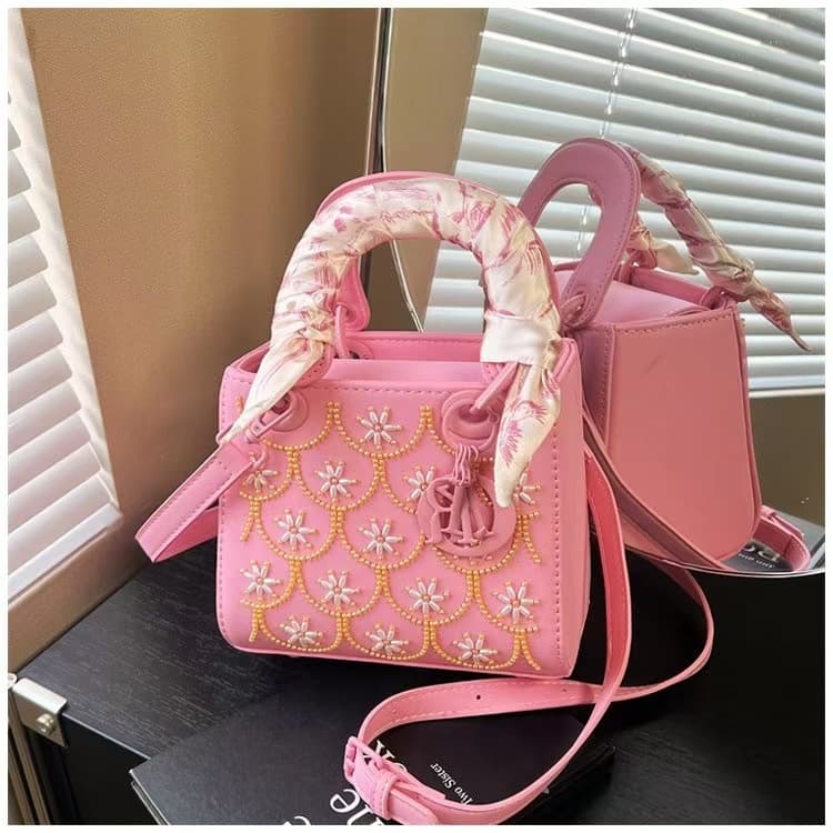 Heavy industry embroidered silk scarf high-end Princess Diana bag women's 2026 new style small fragrant style Internet celebrity commuting versatile crossbody bag