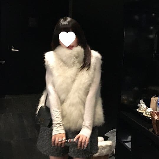 A structured, flattering vest with dropped shoulders that suits all heights and is versatile enough for women to wear. It features a fox fur faux fur lining.