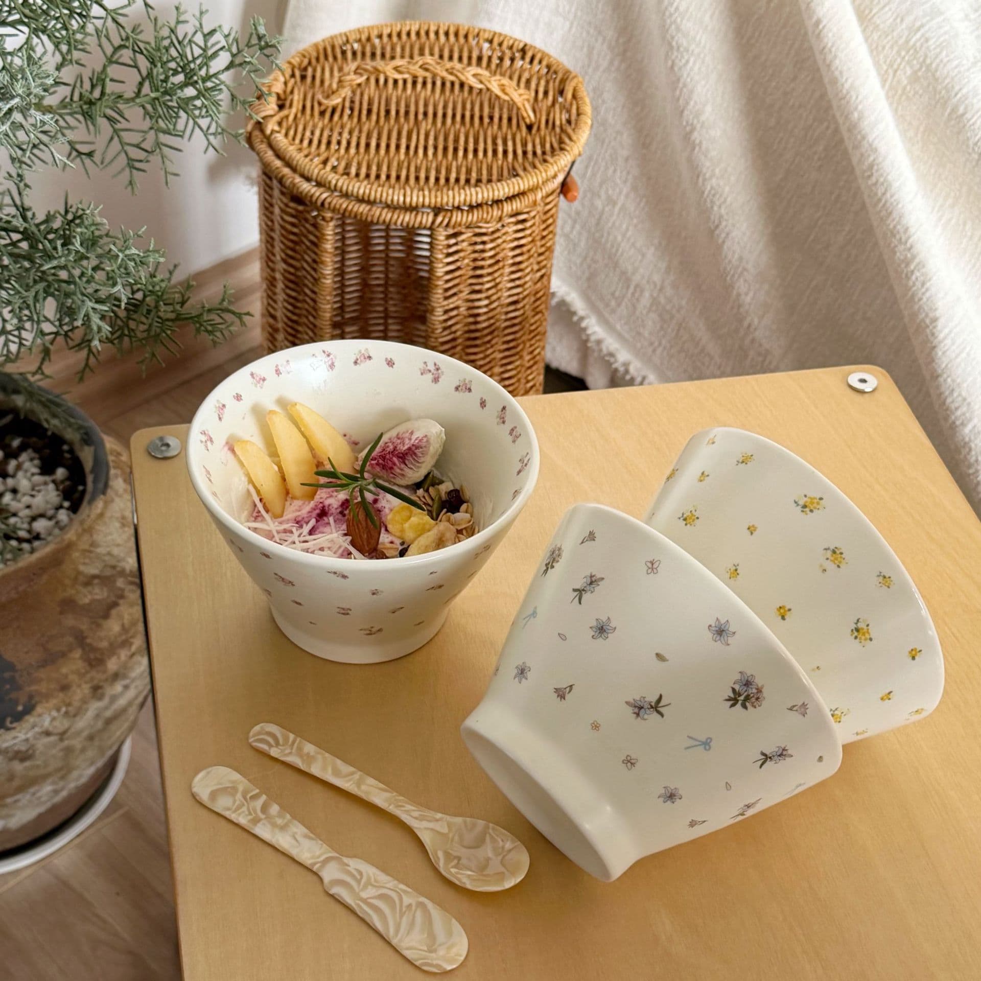 Ins Cream-Style Ceramic Floral Bowl for Home Use, Cute Tall Bowl, Rice Bowl, Tableware, Salad Bowl, Conical Bowl, Noodle Bowl