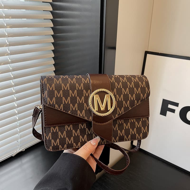 2026 Spring and Summer New Fashion Single Shoulder Messenger Bag Letter Women Fashion Versatile Small Square Bag High-end Commuting Bag