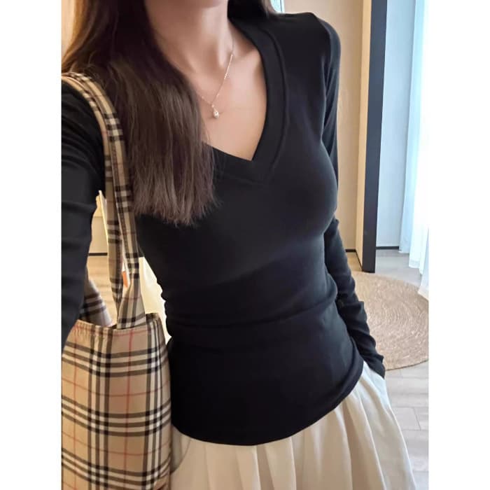 Velveteen V-neck shoulder-length long-sleeve T-shirt for women, autumn and winter inner layer base shirt, slim fit, slimming, brushed and thickened top for warmth.