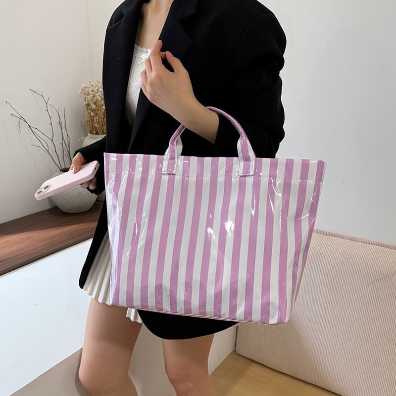 New Large-Capacity Handbag for Travel, Casual Use, Stylish and Lightweight, High-End Striped Tote Bag, Fashionable for Travel