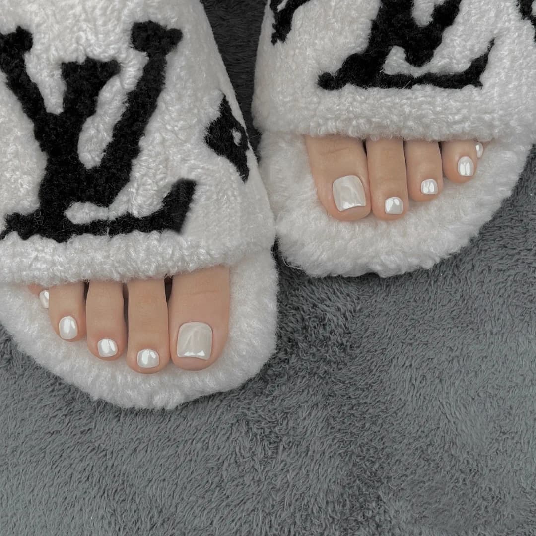 Hailey Same Style Toe Nail Aurora Powder Toenails Elegant Gentle White Moonlight Wearable Nails Removable Nail Tips