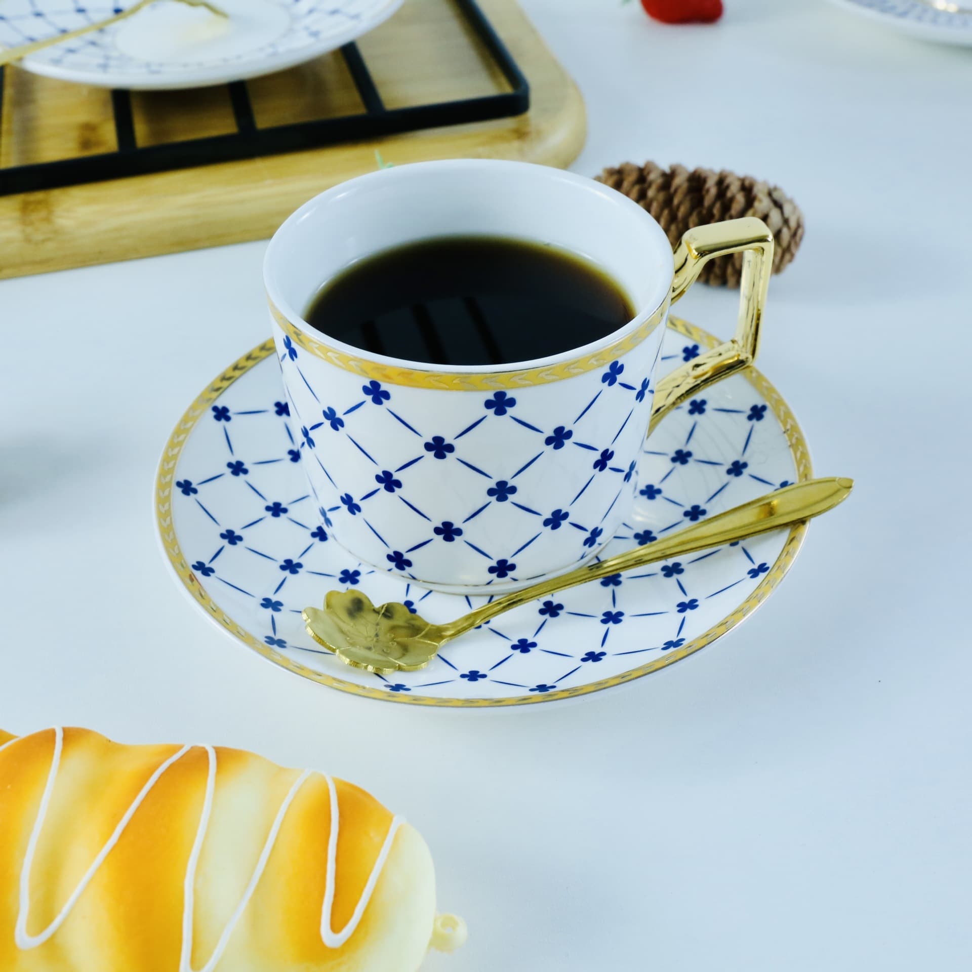 Hand-painted Gold-rimmed Coffee Cup and Saucer with Spoon European Ceramic Coffee Cup British Afternoon Tea Cup Manufacturer Wholesale