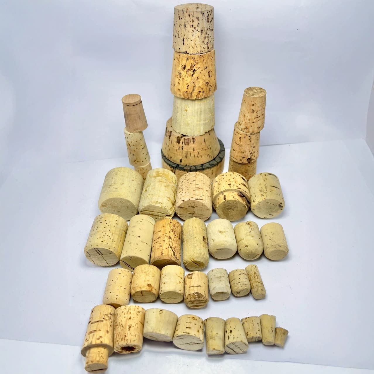 Manufacturer produces high-end natural cork stoppers of various sizes, foreign wine stoppers, XO wine stoppers, red wine stoppers, wine bottle stoppers