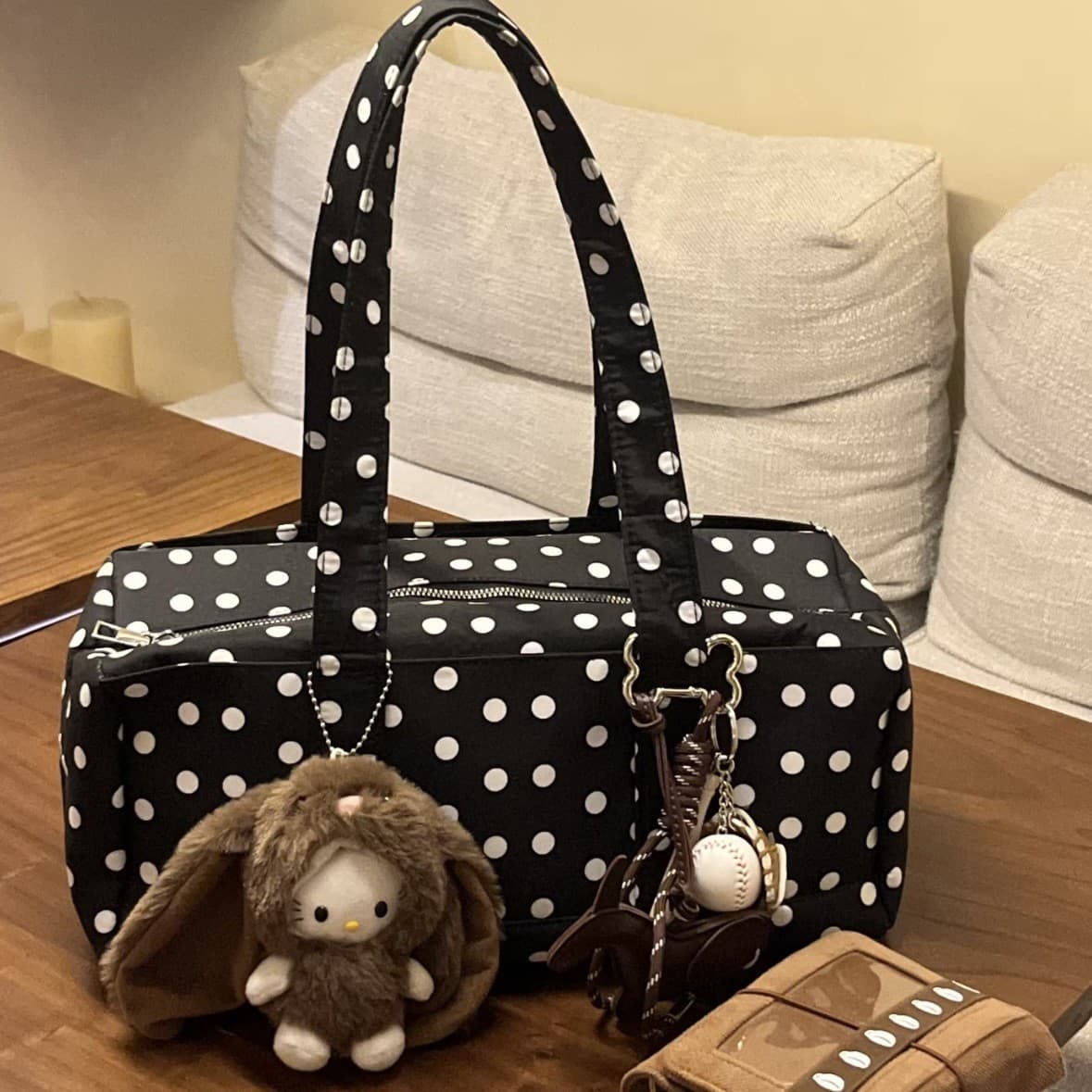 Korean style black and white polka dot large capacity single shoulder 2026 new casual cute all-match travel bag female all-match handbag