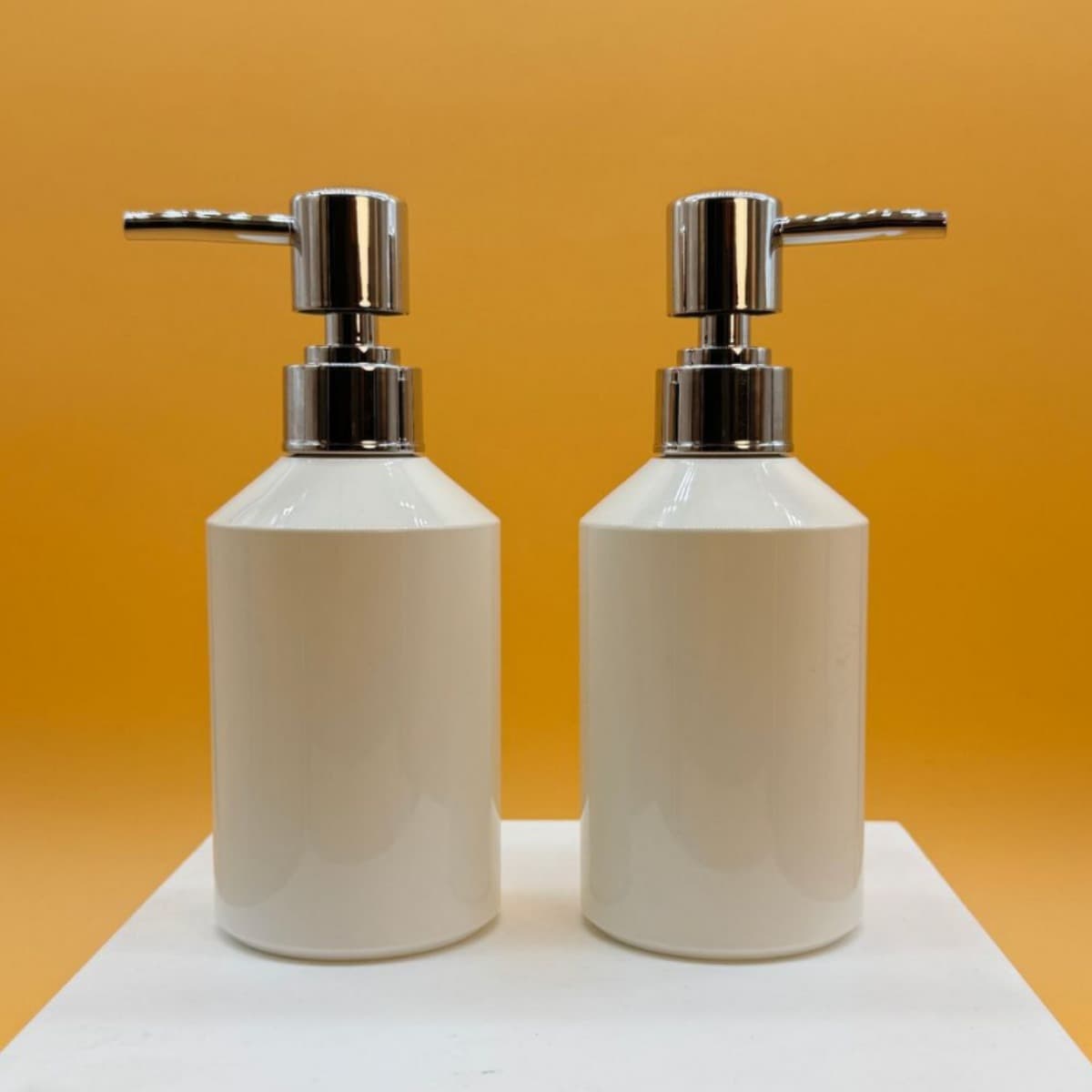 300, 500 black and white lotion bottled home hotel hotel ceramic press bottle shower gel hand sanitizer bottle