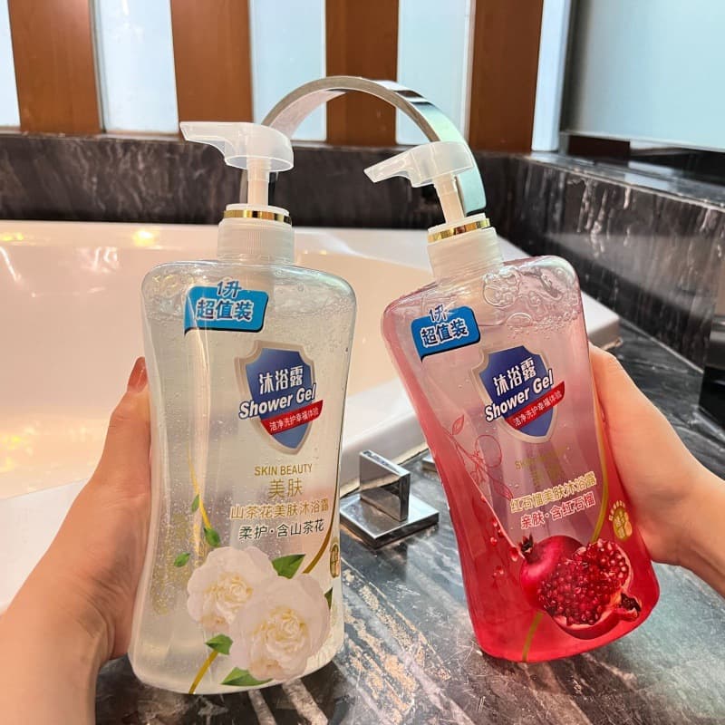 Large 1000ml Camellia Shower Gel with Pomegranate: Long-lasting, elegant fragrance and rich foam.