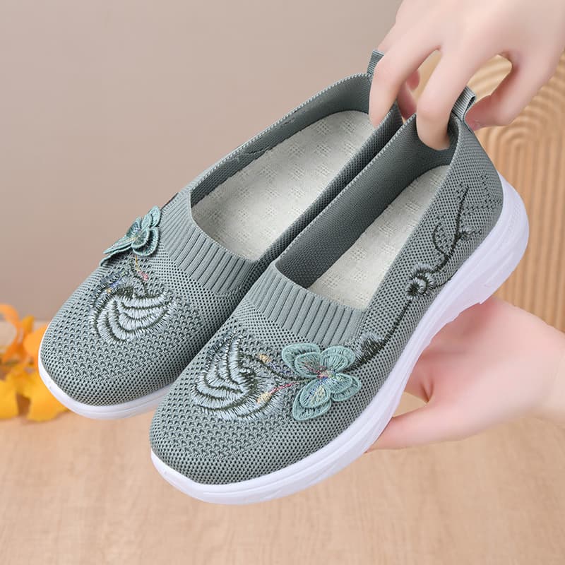 Women's Walking Shoes 2026 New Spring Casual Shoes Old Beijing Cloth Shoes Comfortable Slip-On Shoes for Middle-Aged and Elderly Mothers