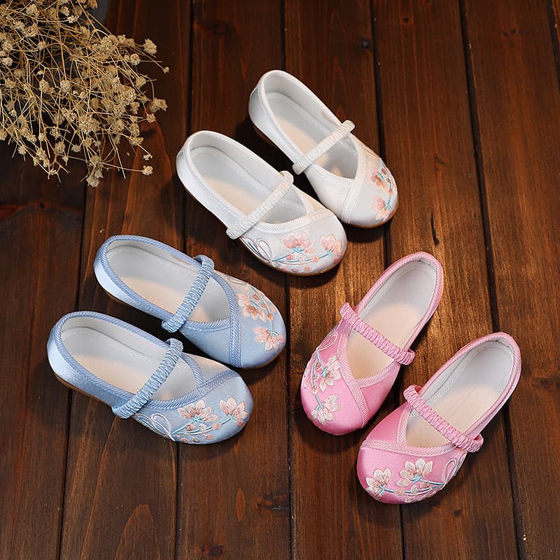 Girls' embroidered shoes, Chinese style dance shoes, children's Hanfu shoes, ethnic style children's shoes, Guangxi March 3rd handmade cloth shoes