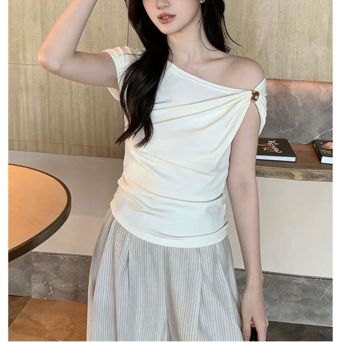 Cross-border wholesale French style huge and beautiful high-end slanted shoulder short tops for women Korean style summer new short-sleeved tops
