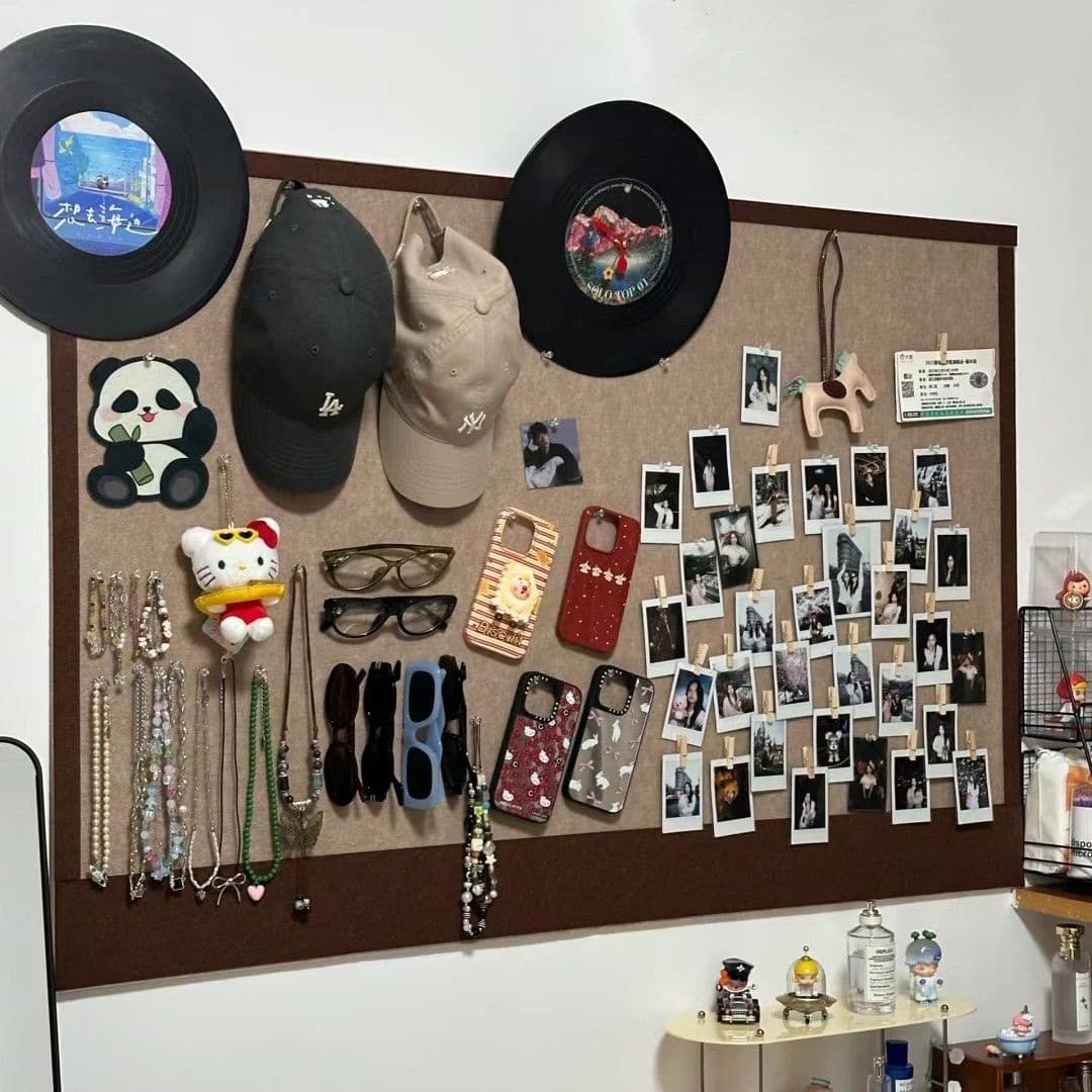 Photo wall, felt board, self-adhesive, no-drill, for storing glasses and jewelry; suitable for room, dormitory, bedroom, desktop, and wall decoration.