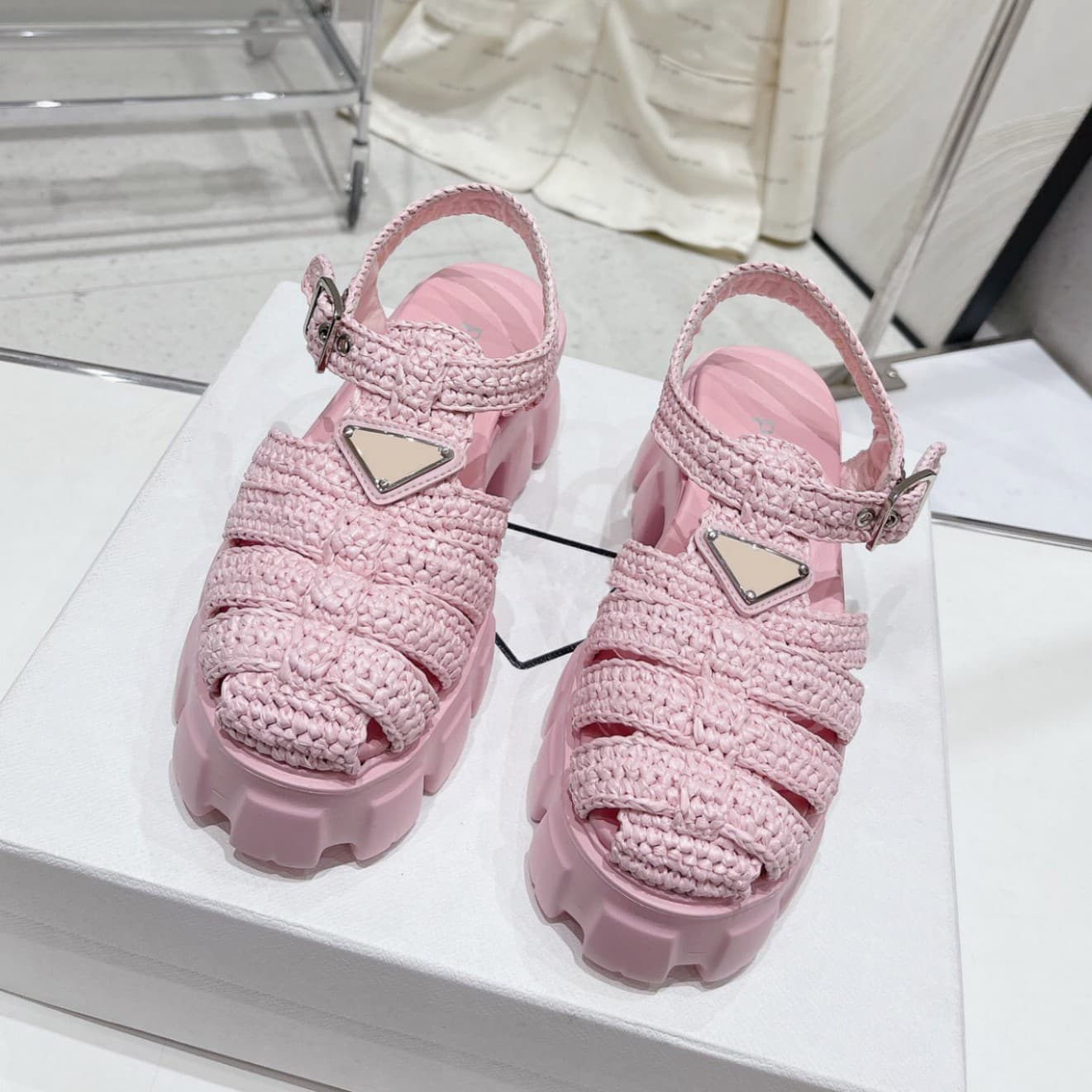2025 New Summer Style Triangular Logo Woven Thick-Soled Sandals for Women Retro Closed-Toe Roman Beach Shoes Heightening Platform Sandals
