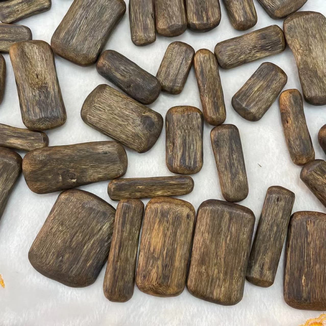 Green Qinan Agarwood Trouble-Free Plaque, Authentic Pendant, High Oil Necklace Small Pendant, Irregular Qinan Pendant, Variety Available