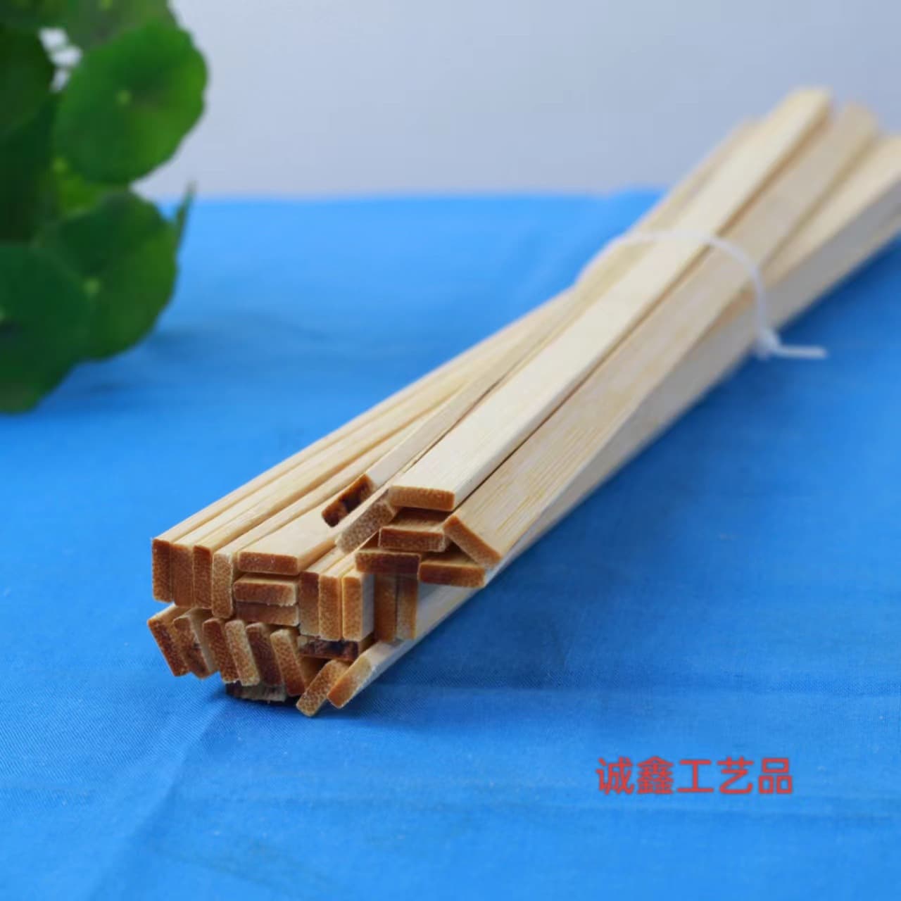 Bamboo strips and bamboo slats are DIY materials for handicrafts. Flat bamboo strips in various sizes are used for decorative models. Bamboo weaving is also available.