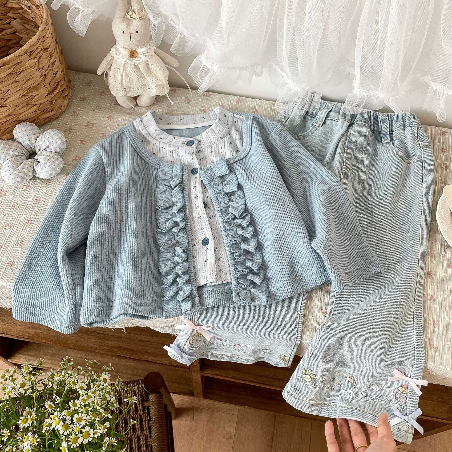 Korean girls' autumn cute and stylish splicing fake two-sided knitted cardigan + flared jeans set