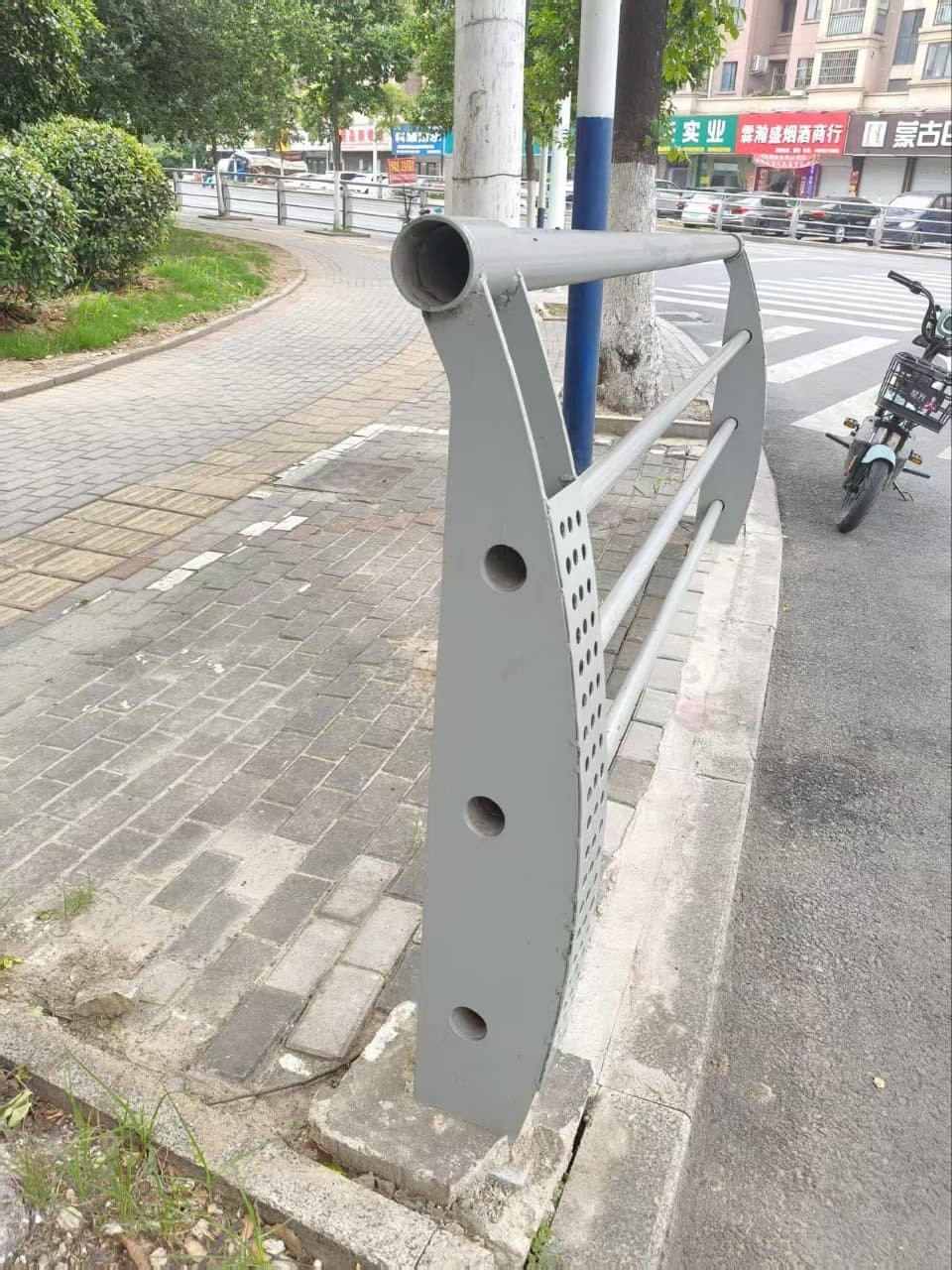 Crash Barrier for Bridges, Central Road Guardrail, Galvanized Round Tube with Stainless Steel Posts, Isolation Protective Railing