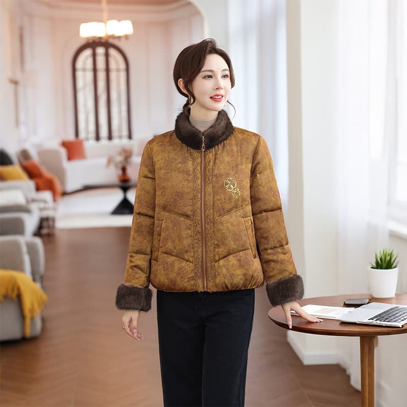 Petite Mom's Down Jacket 90% White Duck Down 2025 New Thickened Warm Cotton Coat for Middle-Aged and Elderly Women