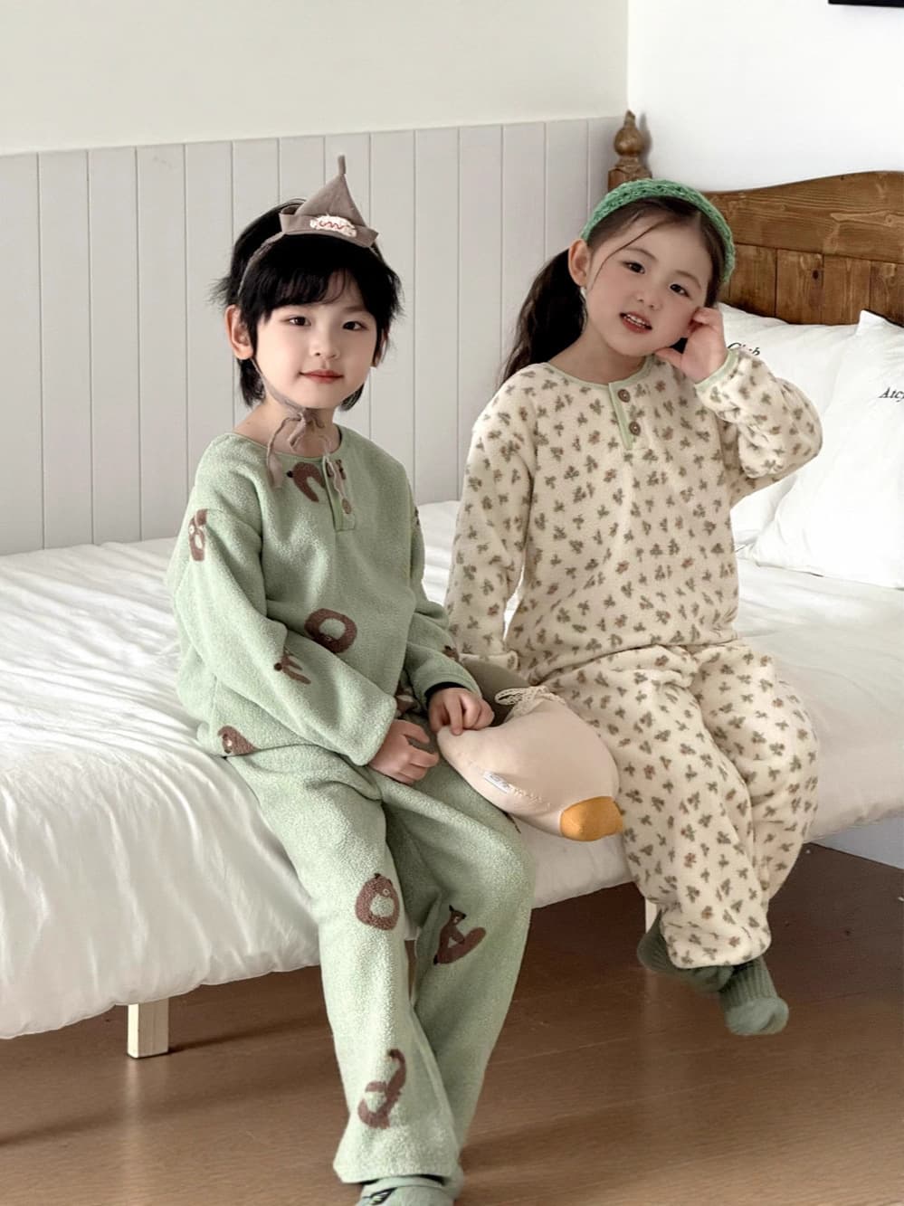 25 new autumn and winter warm home clothes cartoon snow woolen pajamas set for older children and men with velvet and thickening for outer wear