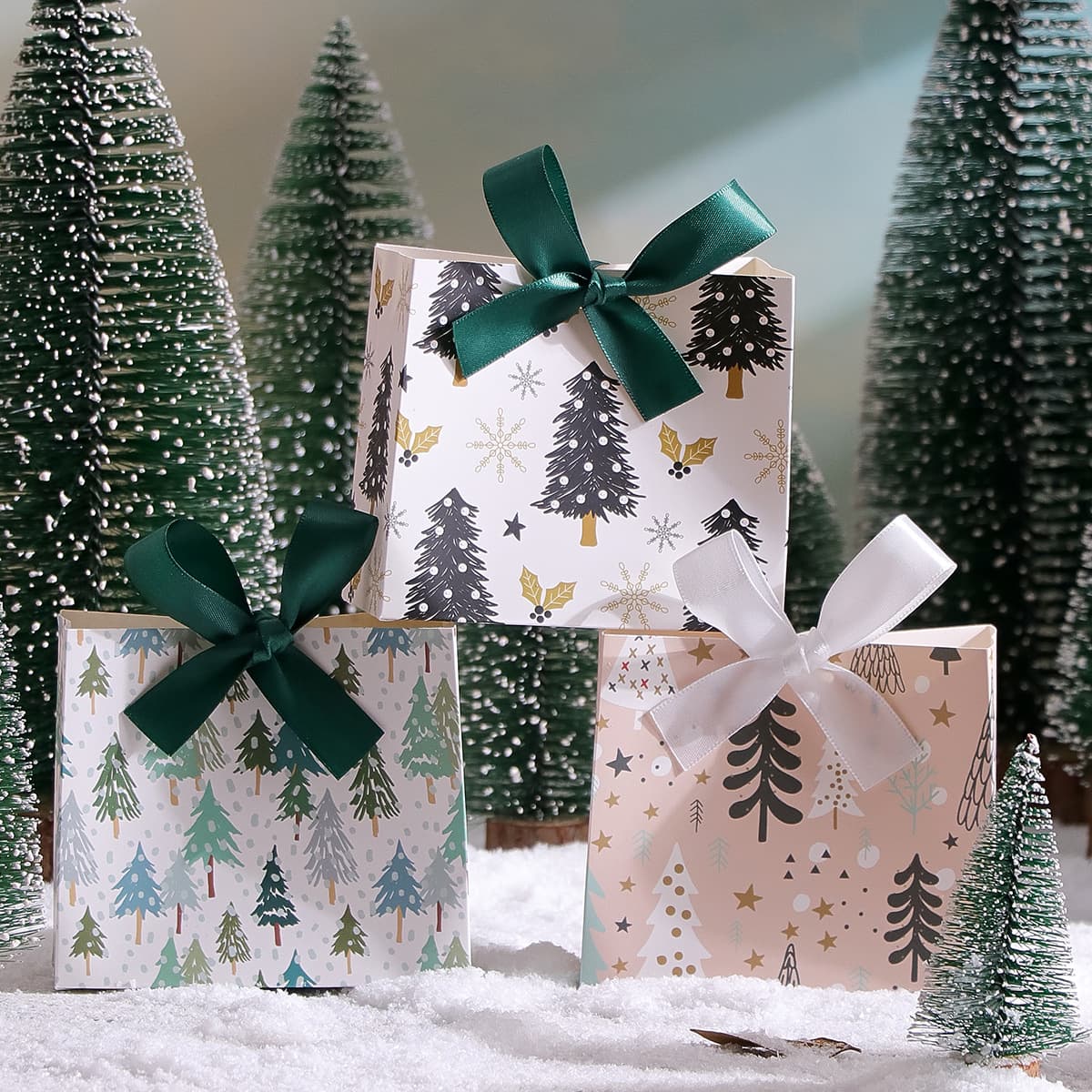 Popular Christmas Themed Candy Box, Hot Stamping Christmas Tree Decoration Gift Box, Christmas Party Gift Box in Stock
