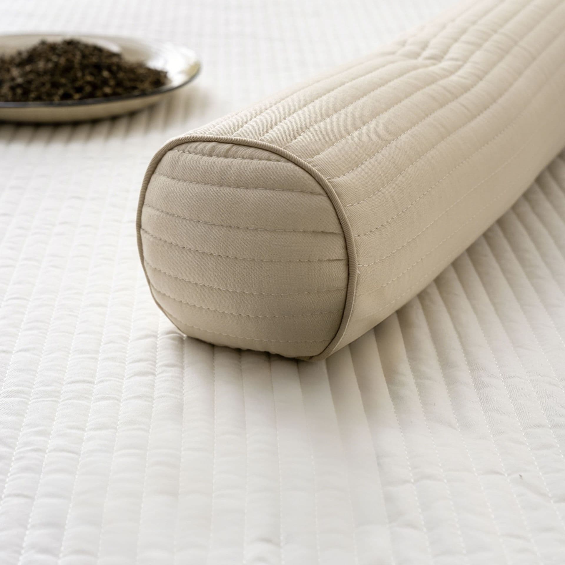 Simple solid color cylindrical buckwheat pillow, quilted and padded, for cervical spine support, single pack, adult size 40*10 cm.