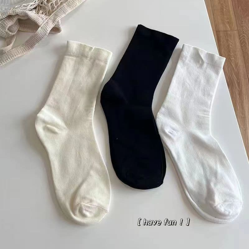 Lightning warehouse exclusive stacked socks comfortable simple ins versatile solid color black and white socks individually packaged mid-calf socks.