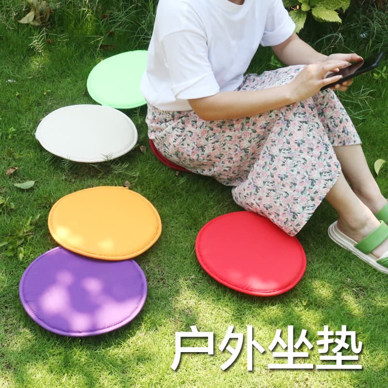 Portable outdoor picnic mat, Japanese style, round, thickened sponge, suitable for camping, park camping, moisture-proof and dirt-resistant.